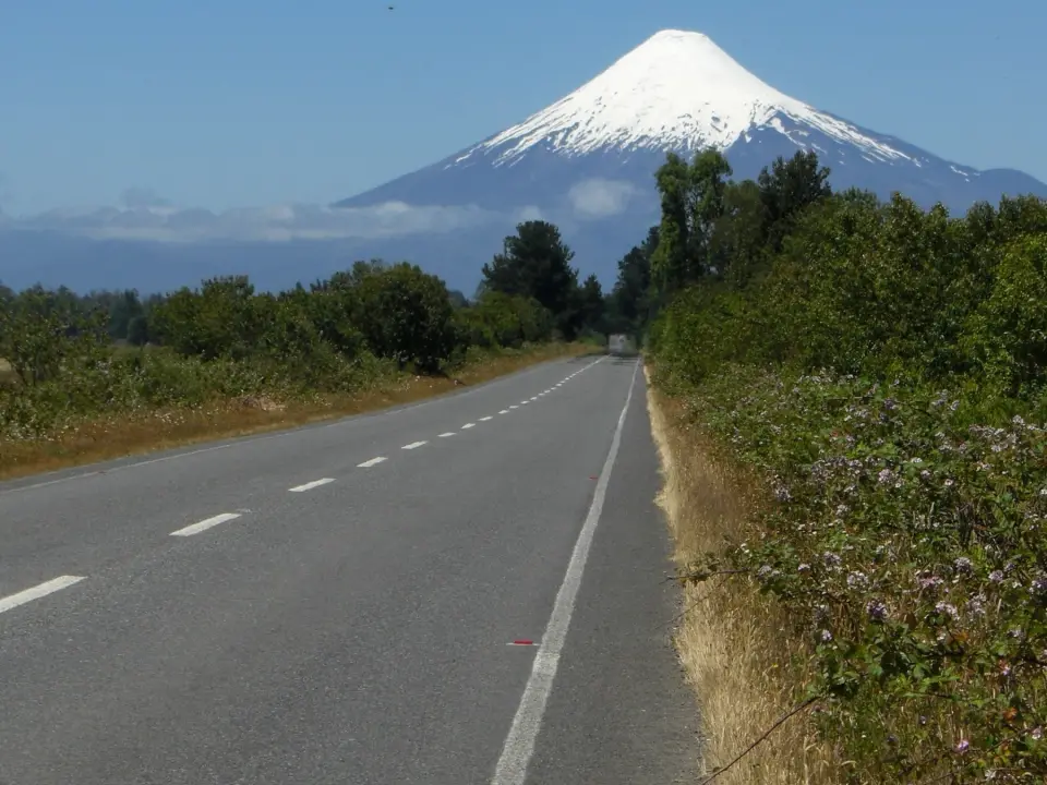 Carretera recta del sur de Chile con el volcán Osorno nevado al fondo