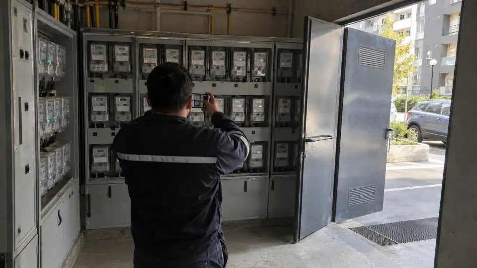 Sala de medidores de un edificio con filas de medidores eléctricos grises